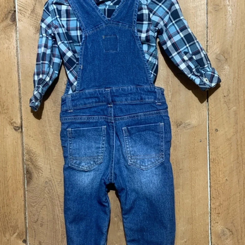 💙 Vintage 18M Denim Overalls & Plaid Shirt Set – Retro Baby Outfit 💙
